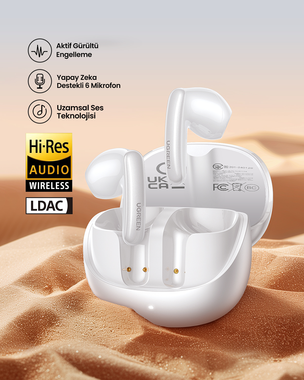 Auricolari bianchi in una custodia di ricarica bianca sulla sabbia, con loghi Hi-Res Audio.