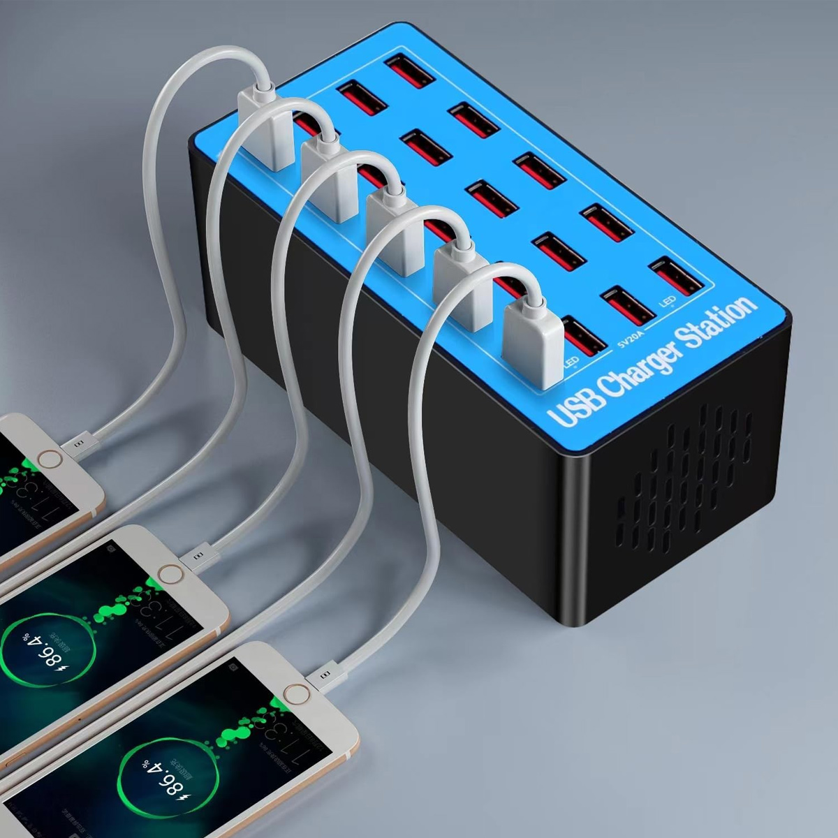 Ein schwarzer USB-Ladegerät-Hub mit blauer Oberseite, an den vier Smartphones über weiße Kabel angeschlossen sind.