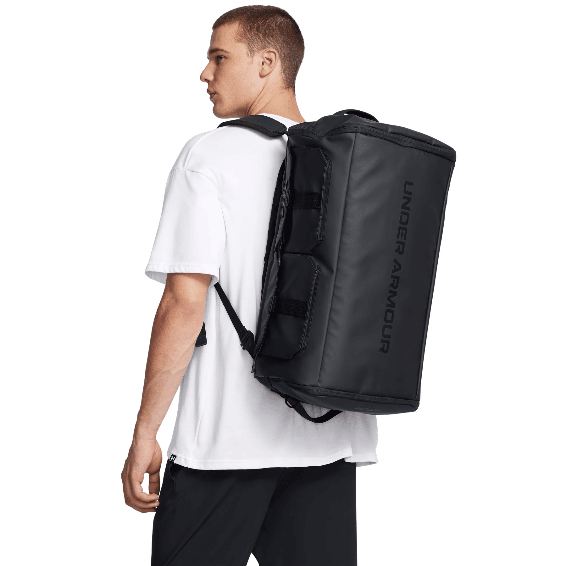 Ein Mann trägt einen schwarzen Rucksack mit der Aufschrift Under Armour.