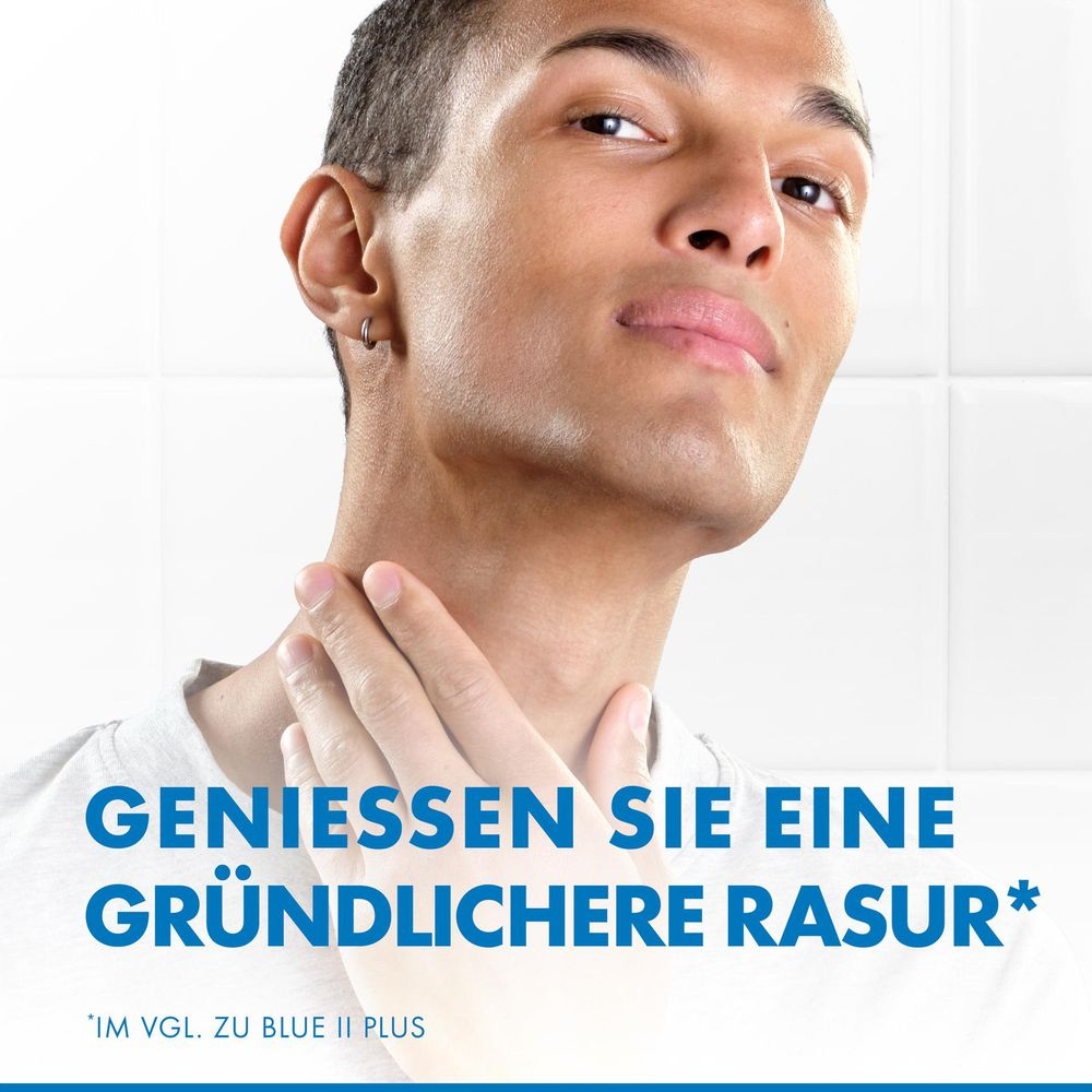Uomo con pelle liscia e orecchino che si tocca il collo.