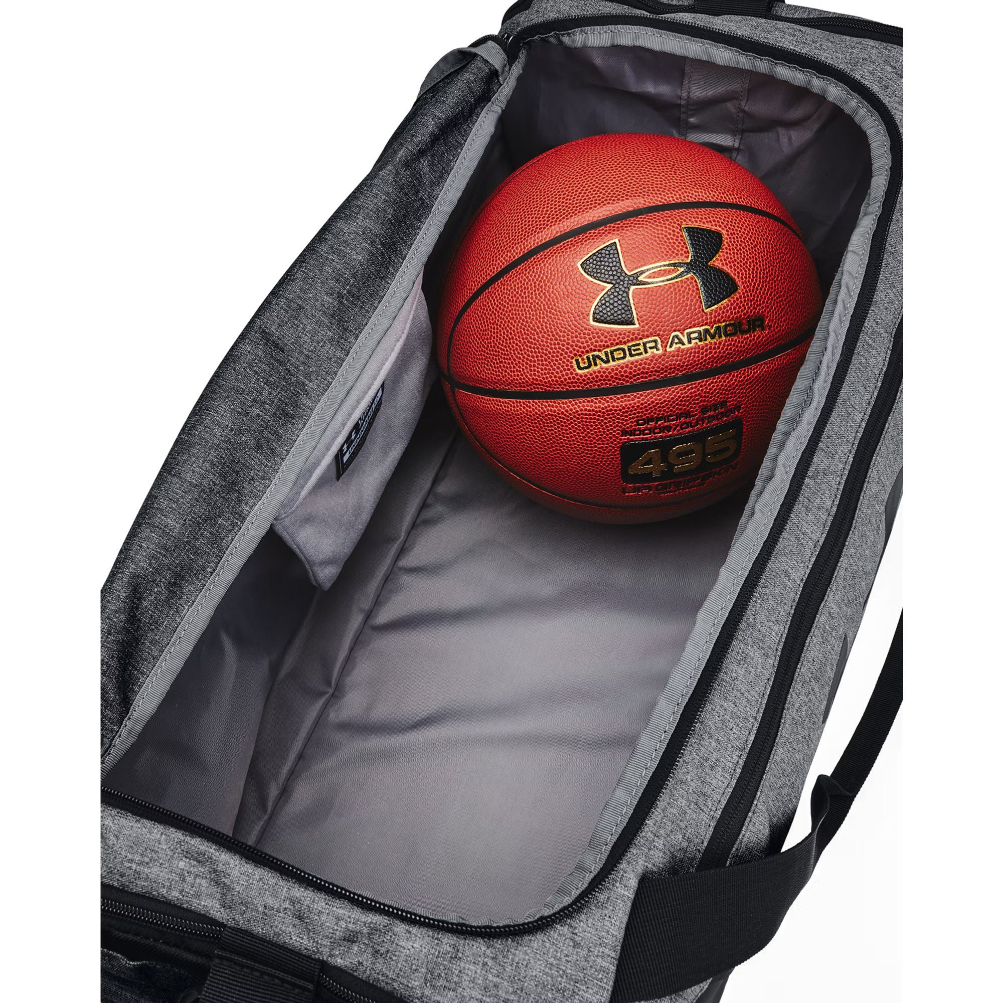 Ein Basketball liegt in einer grauen Sporttasche. Die Tasche ist teilweise geöffnet.