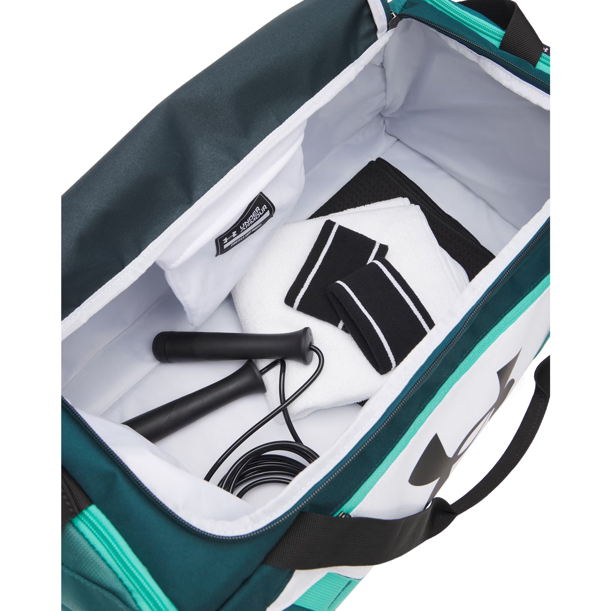 Offene petrolfarbene Under Armour Sporttasche mit Springseil, Handtüchern und Bandagen.