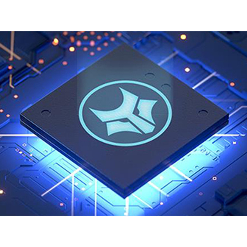 Un chip nero con logo azzurro su un circuito stampato blu con luci.