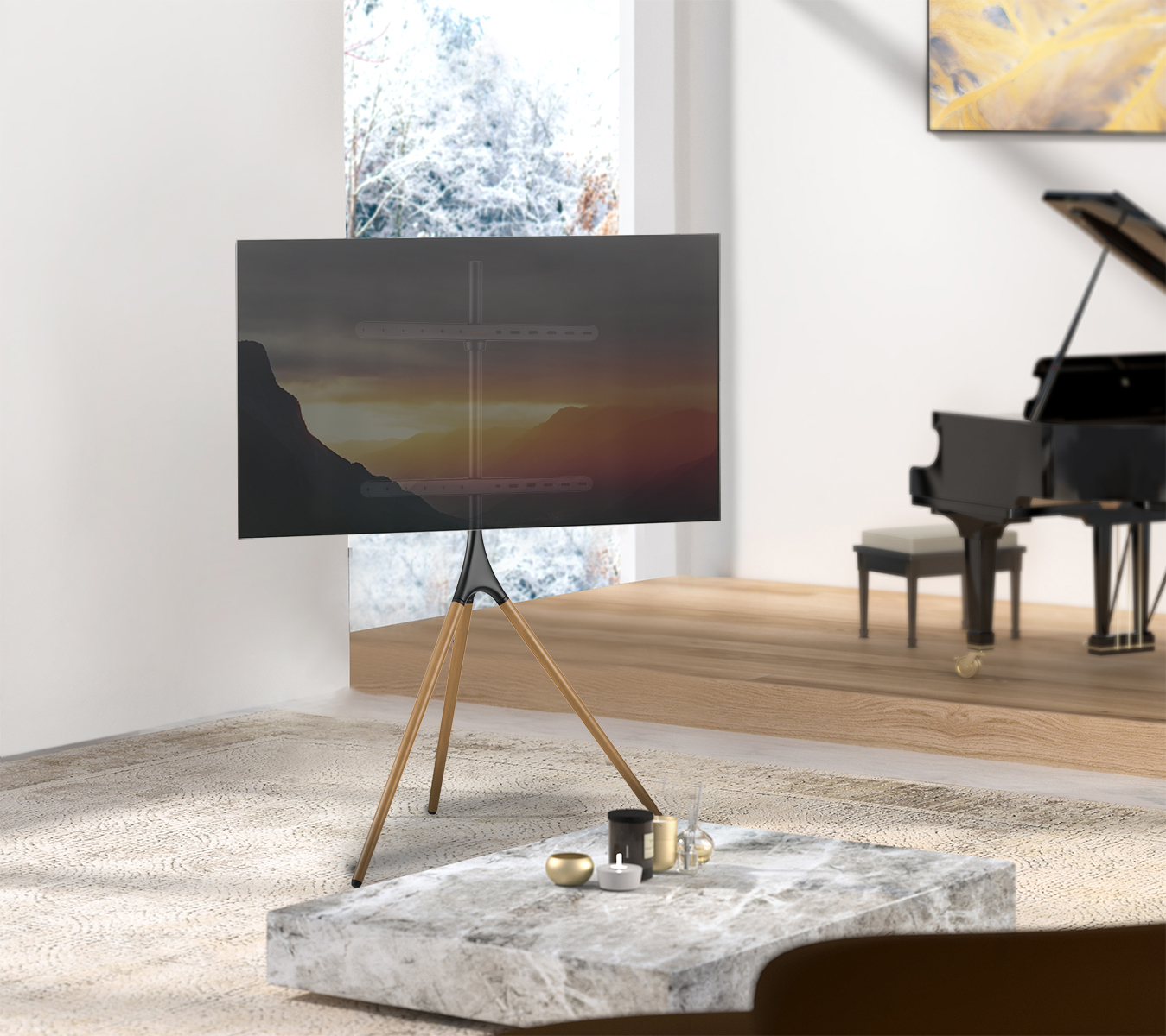 Ein moderner Fernseher auf einem Dreibein-Ständer steht in einem stilvollen Wohnzimmer mit Klavier.