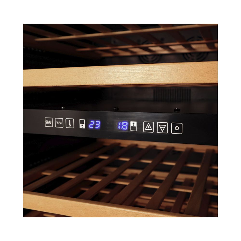 Pannello di controllo nero con display digitale, icone e ripiani in legno.