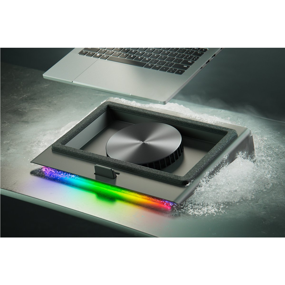 Ein Laptop schwebt über einem Kühlgerät mit Eis und RGB-Licht.