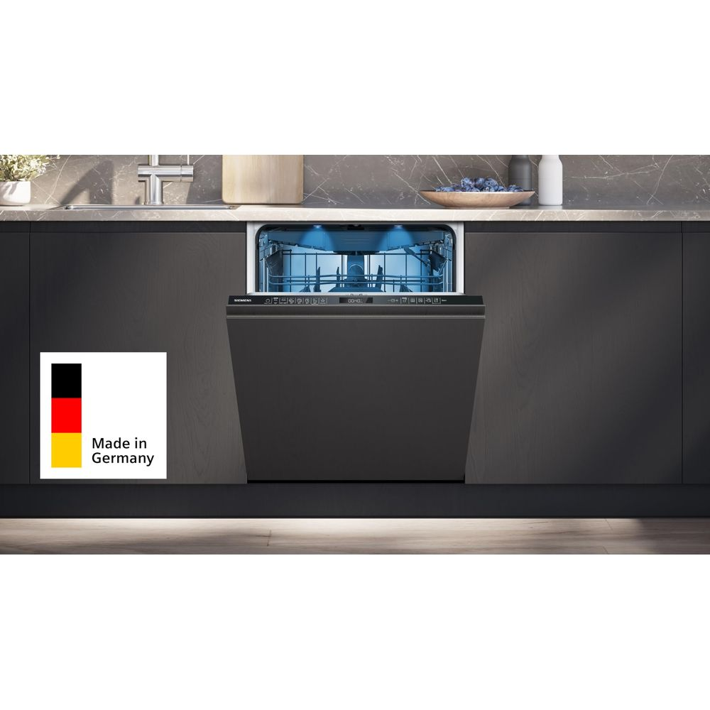 Lavastoviglie Siemens da incasso con porta aperta e luce interna blu. Logo bandiera tedesca a sinistra.