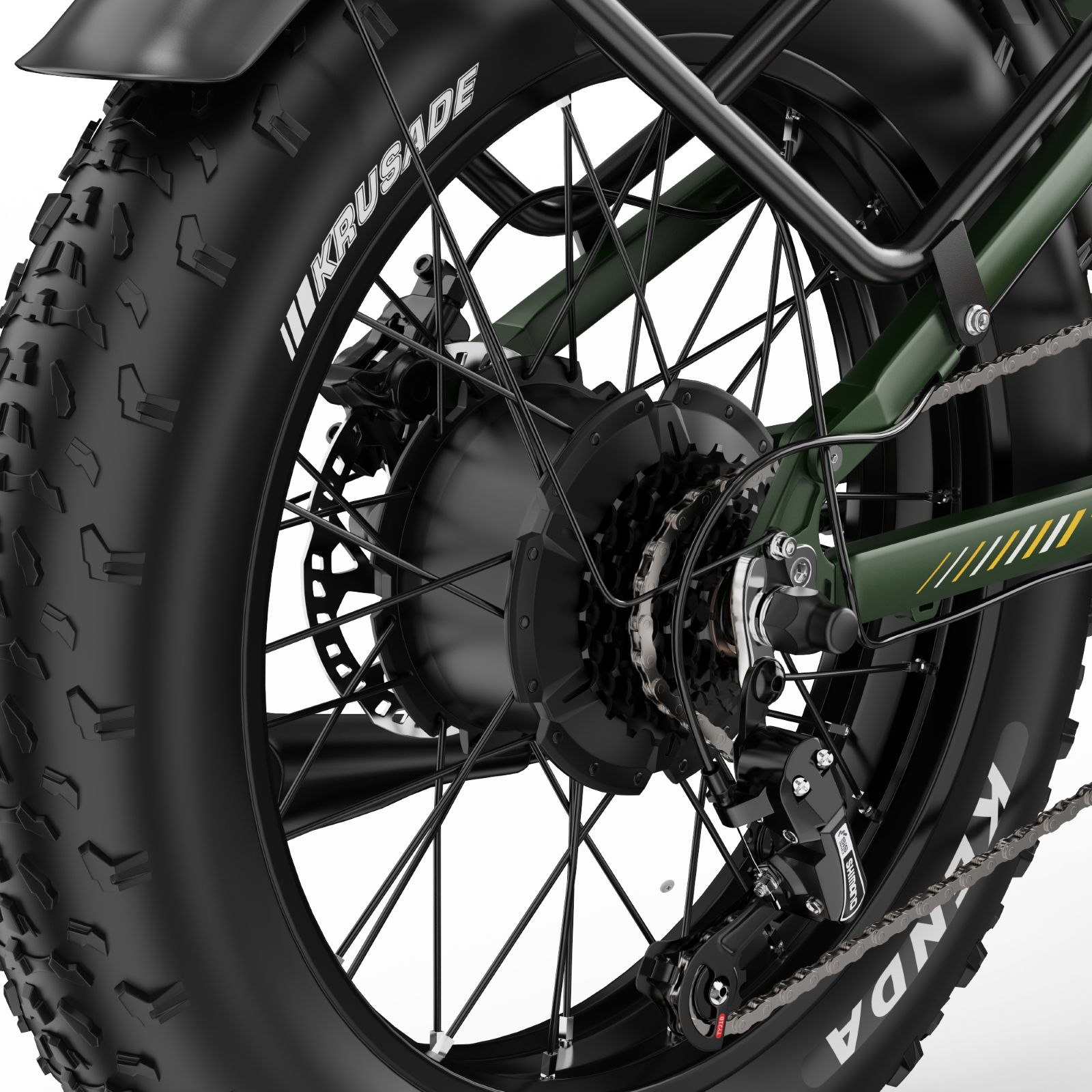 Primer plano de la rueda trasera de una e-bike con neumático ancho, cadena y engranajes.