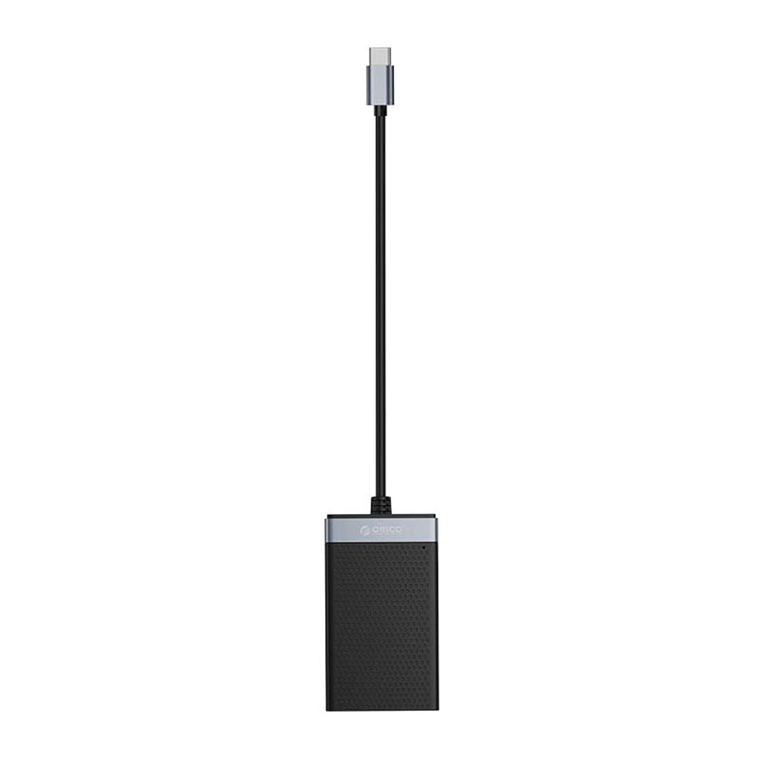 Beyaz arka plan üzerinde USB-C kablolu ve konnektörlü siyah muhafaza.
