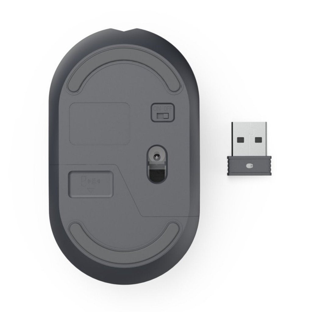 Parte inferiore di un mouse grigio per computer con dongle USB accanto.