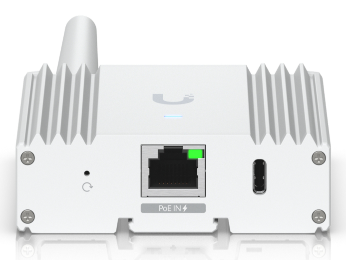 Weißes Netzwerkgerät mit Ethernet- und USB-C-Anschlüssen, gerippten Seiten.