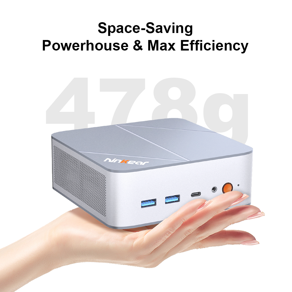 Una mano sostiene un mini PC pequeño y plateado con puertos frontales.