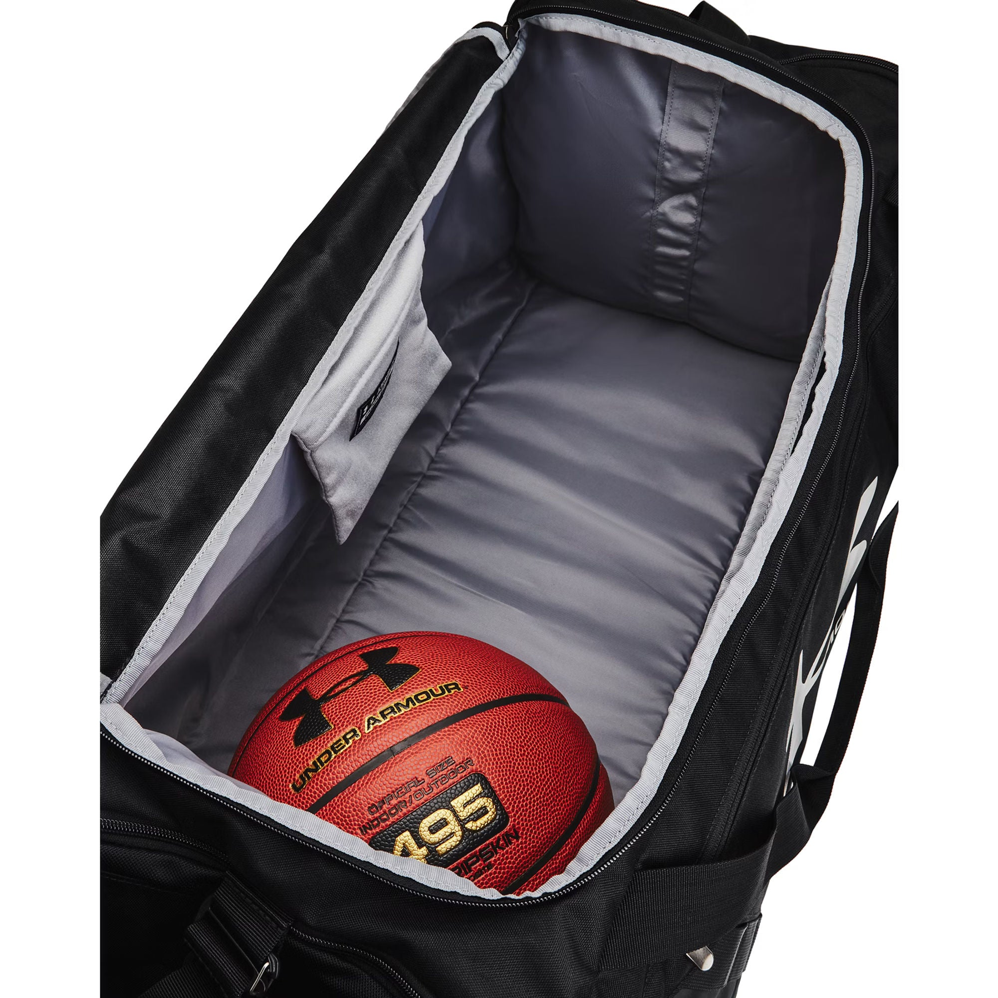 Ein Basketball liegt in einer offenen schwarzen Sporttasche mit grauem Innenfutter.