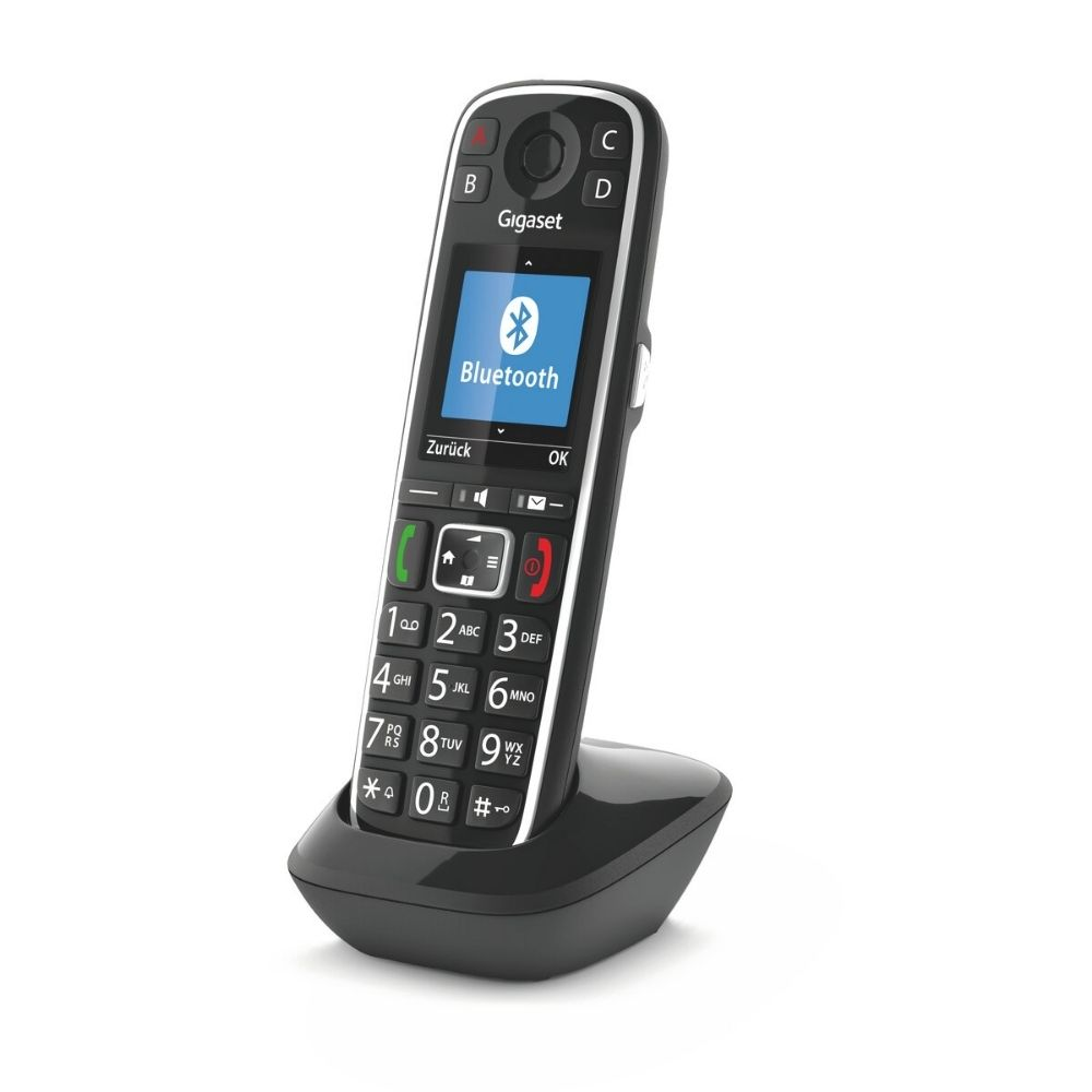 Un telefono cordless Gigaset con simbolo Bluetooth sullo schermo, appoggiato sulla base di ricarica.
