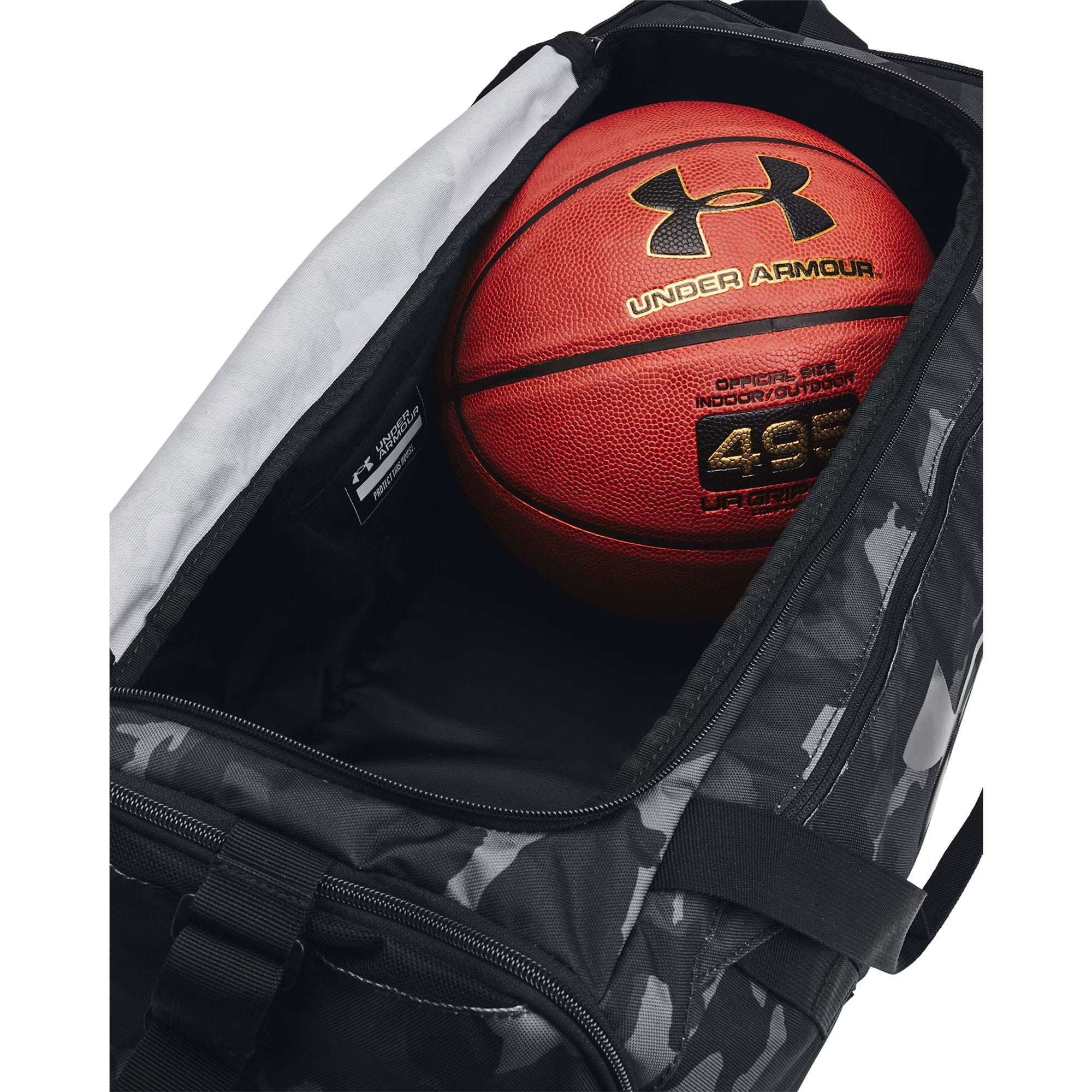 Ein Basketball mit dem Under Armour Logo in einer Camouflage-Tasche.