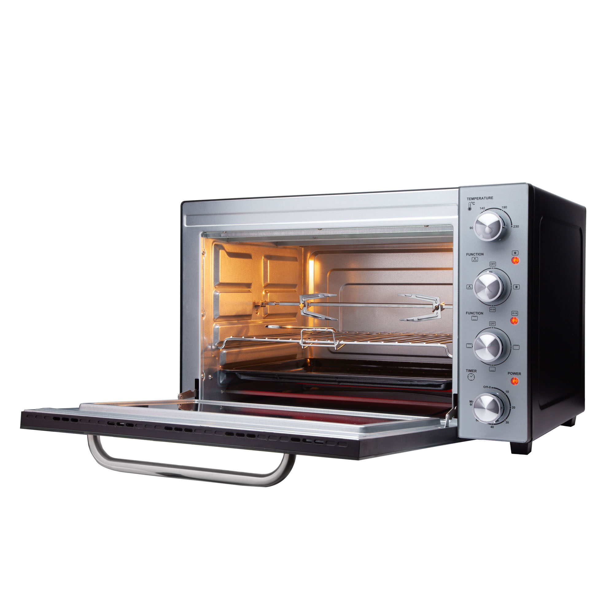 Un horno de sobremesa plateado y negro con la puerta abierta, mostrando el interior iluminado.