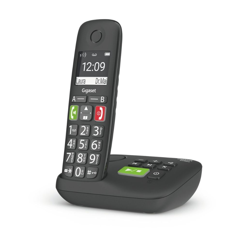 Un telefono cordless nero con schermo illuminato è su una base di ricarica nera.