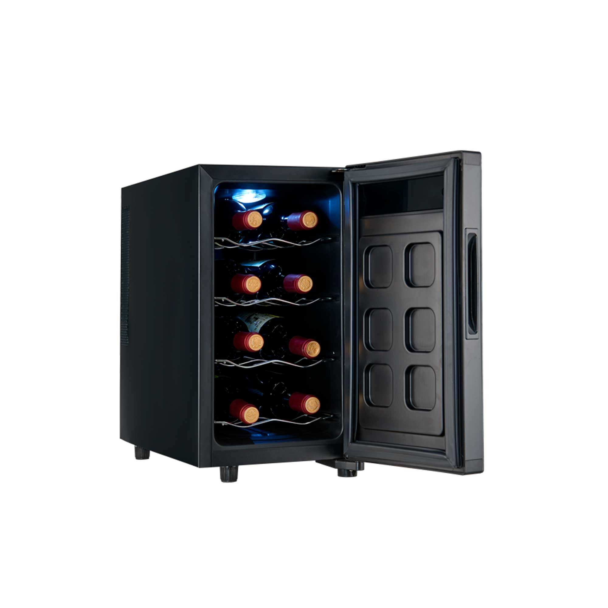 Un refrigeratore per vino nero con la porta aperta, riempito con bottiglie di vino rosso.