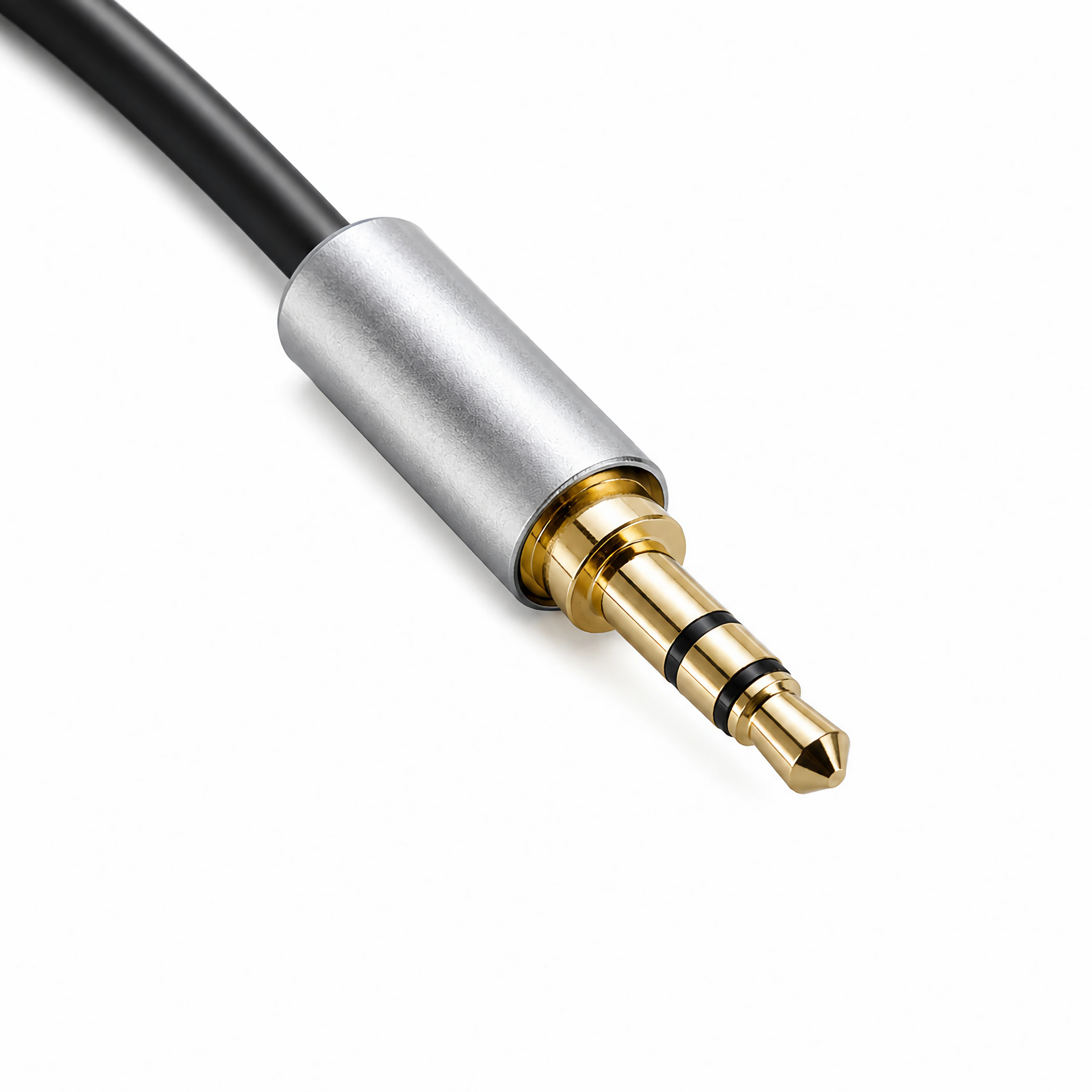 Ein goldener 3,5-mm-Klinkenstecker mit schwarzem Kabel und silbernem Gehäuse.