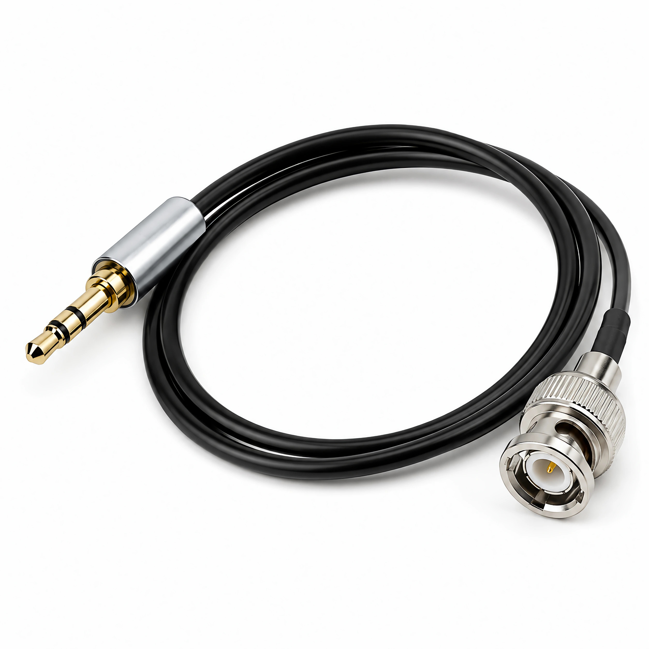 Ein schwarzes Kabel mit 3,5-mm-Klinkenstecker und BNC-Stecker auf weißem Grund.