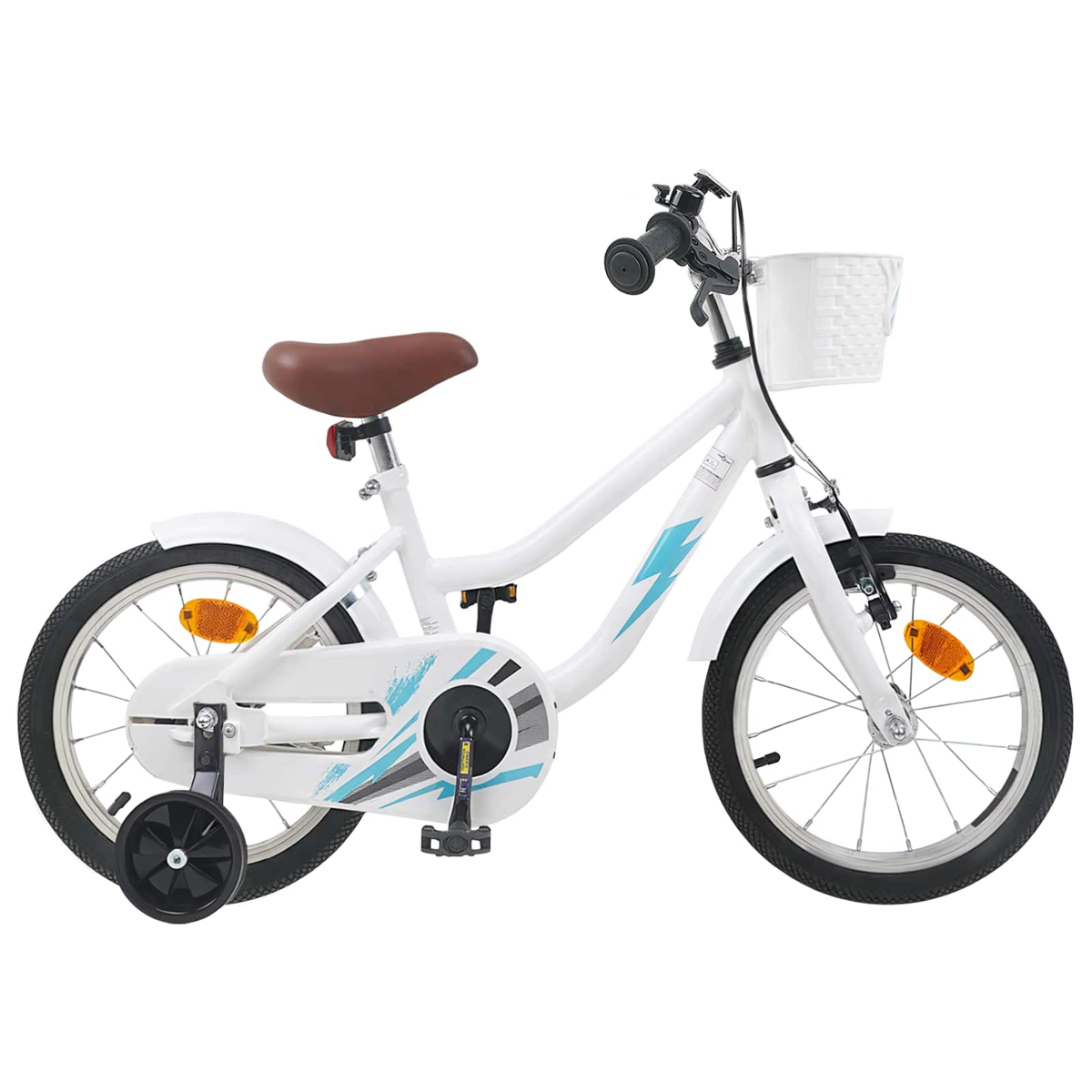 Ein weißes Kinderfahrrad mit braunem Sattel, weißem Korb und Stützrädern.