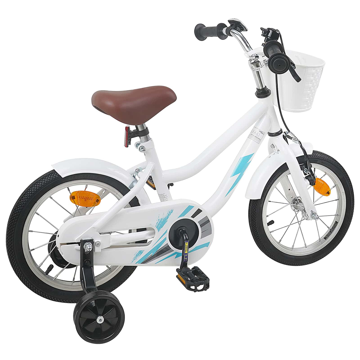 Ein weißes Kinderfahrrad mit braunem Sattel, Stützrädern und einem vorderen Korb.