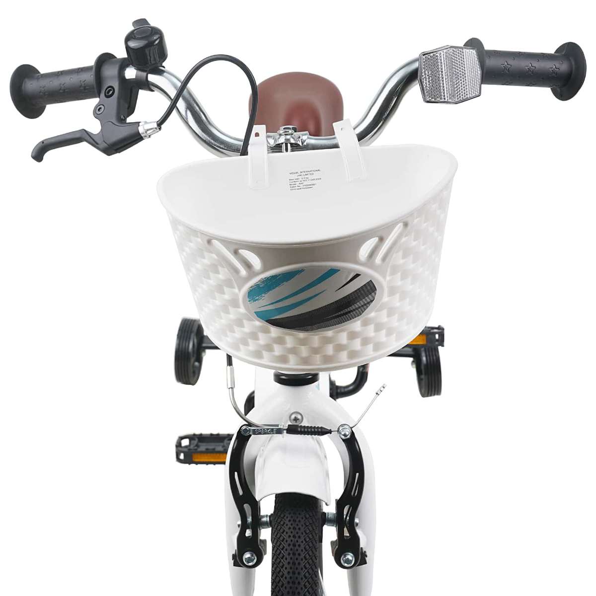 Ein weißes Kinderfahrrad mit Stützrädern, Vorderradbremse, Lenker und einem Korb.