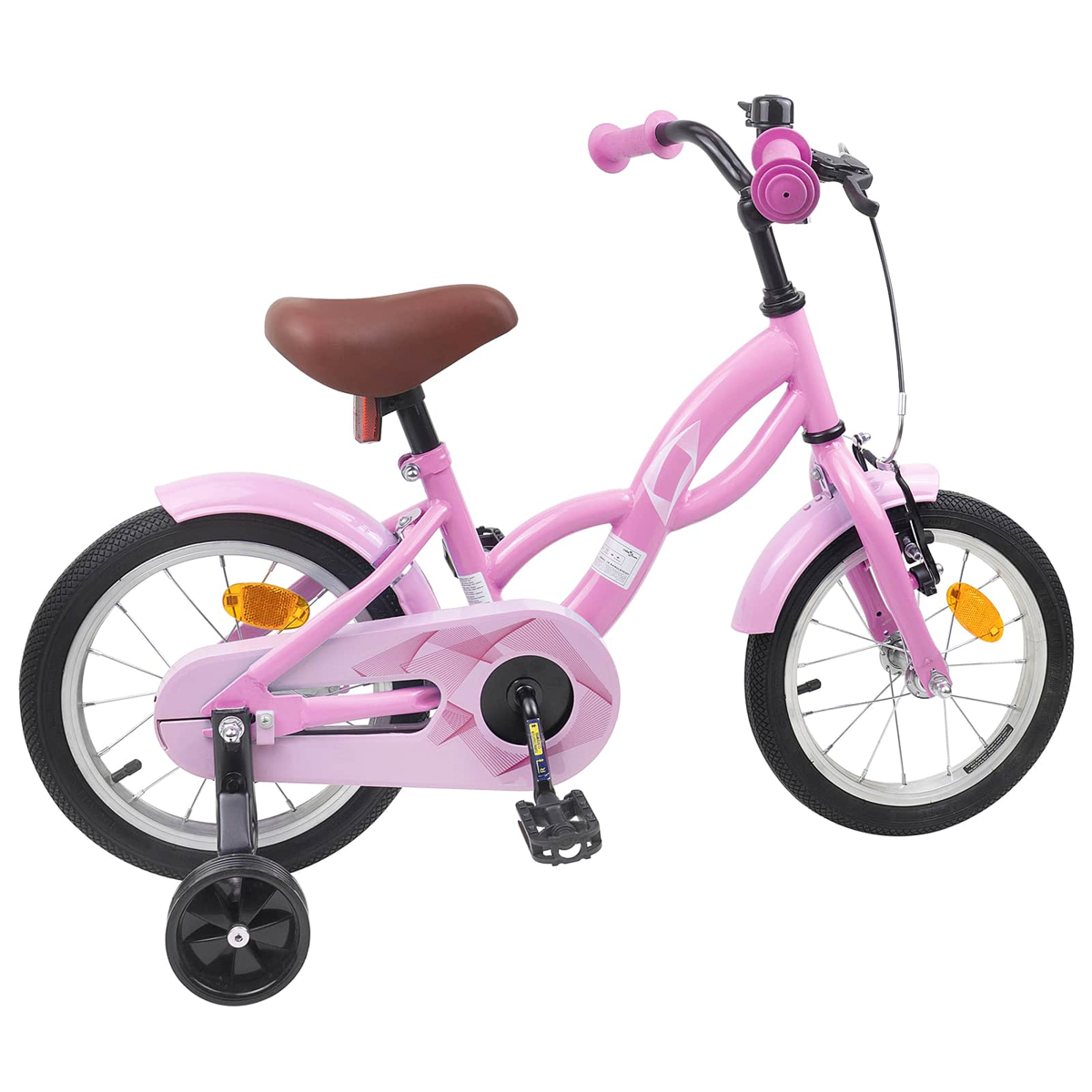 Ein rosafarbenes Kinderfahrrad mit Stützrädern, braunem Sattel und schwarzen Reifen.
