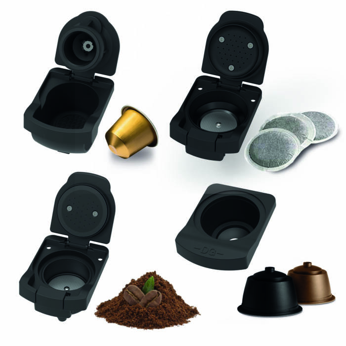 Kaffeemaschinenkapseln und -pulver. Vier schwarze Halter, eine goldene Kapsel, drei Filterkapseln, Kaffeepulver mit Bohnen.