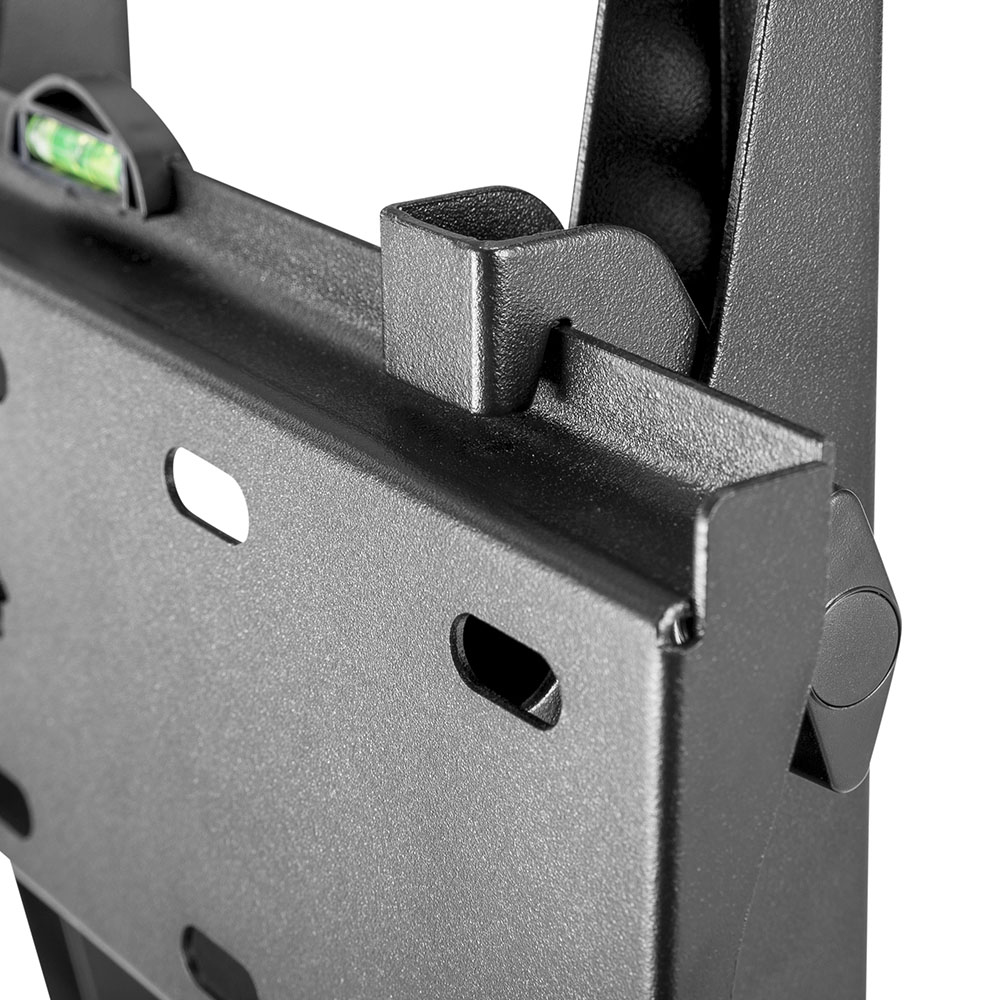 Primer plano de un soporte metálico negro con nivel de burbuja integrado.