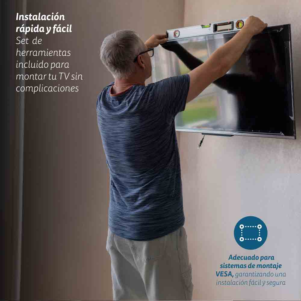 Hombre instala TV con nivel. Compatible con VESA.