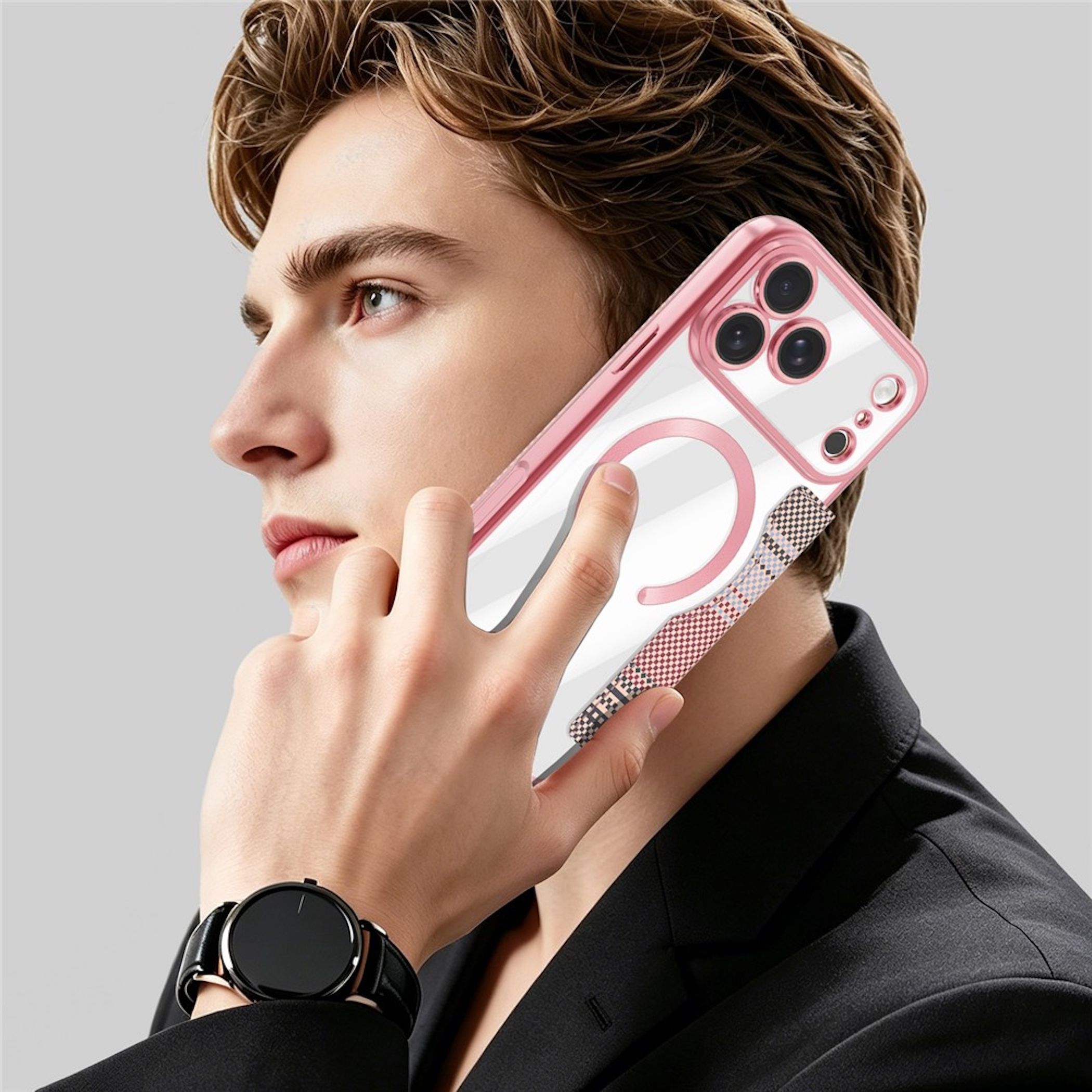 Mann im schwarzen Jackett hält eine pink-transparente Handyhülle mit kariertem Band.