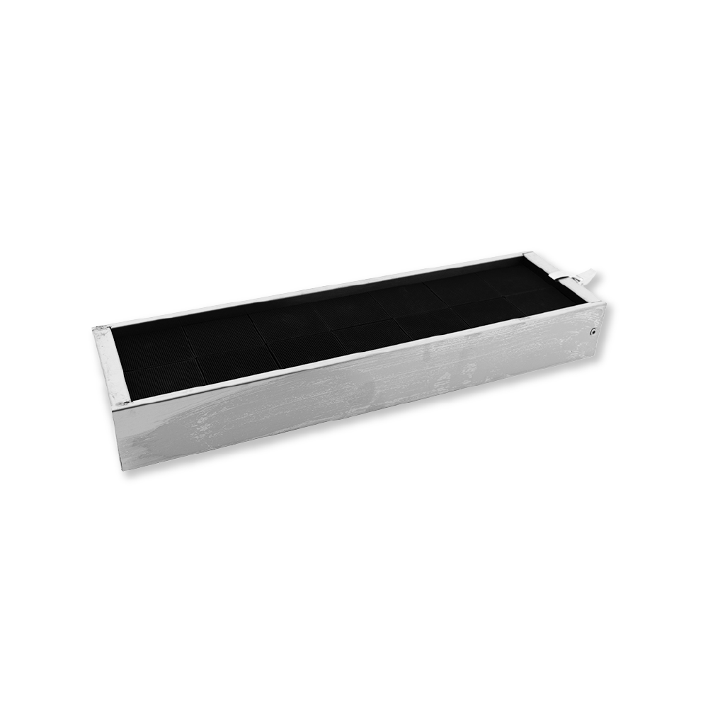 Una cornice argentata rettangolare con inserto nero scanalato.