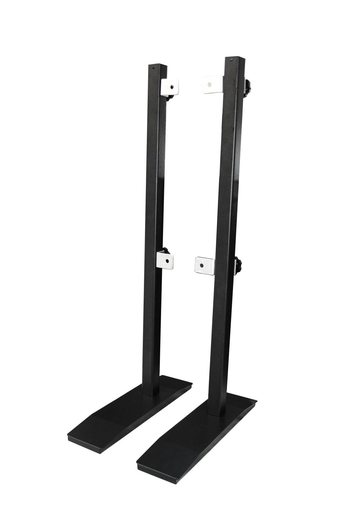 Due supporti neri con staffe bianche si ergono fianco a fianco.