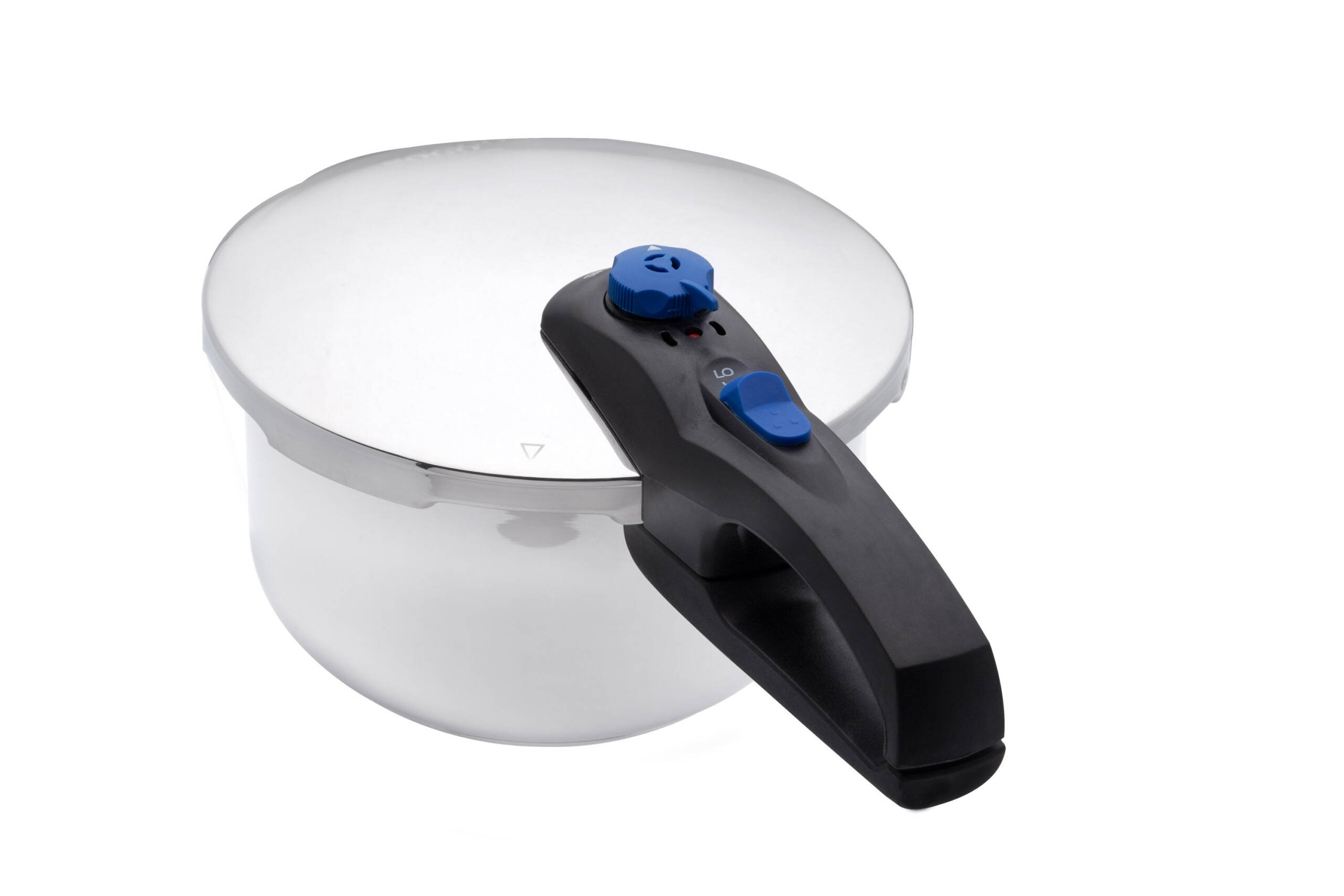 Una pentola a pressione argentata con manico nero e manopole blu.