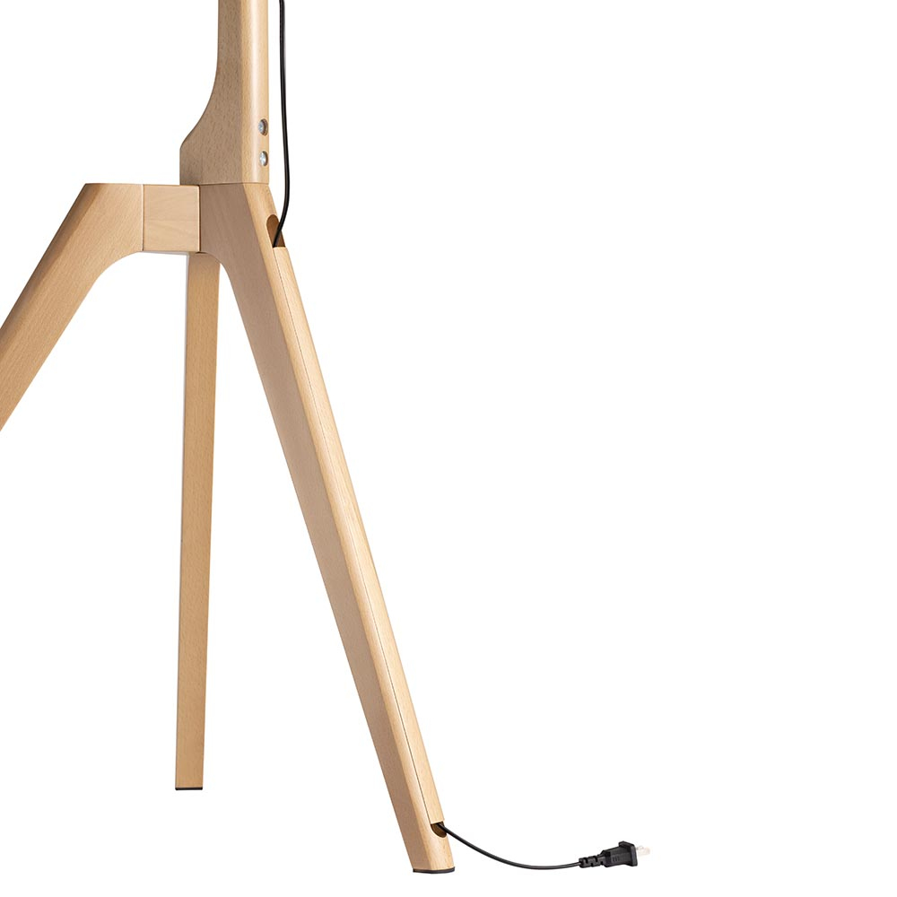Una base di lampada in legno con tre gambe e un cavo.