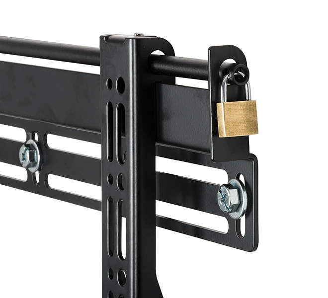 Ein kleines Vorhängeschloss sichert eine schwarze Metallhalterung mit Schrauben.