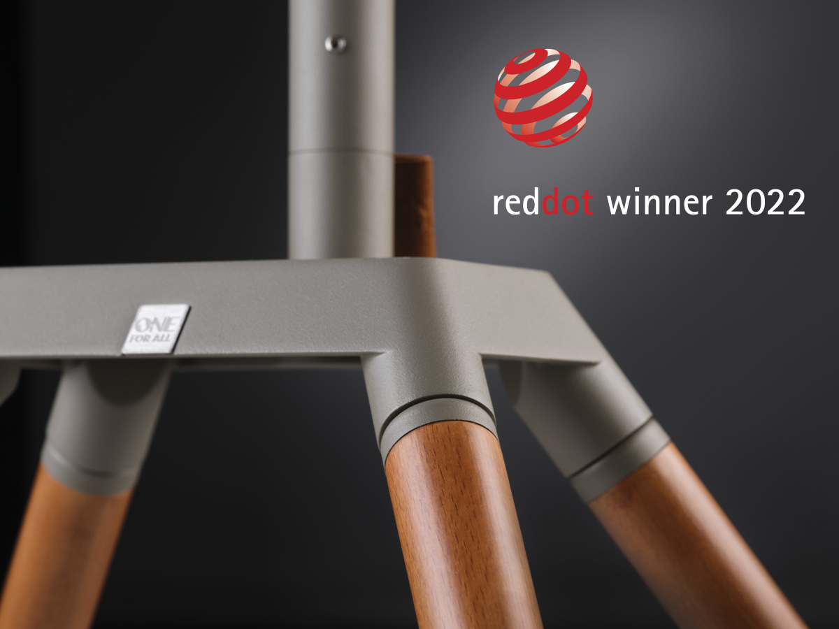 Grauer Ständer mit Holzbeinen, "red dot winner 2022" Logo.