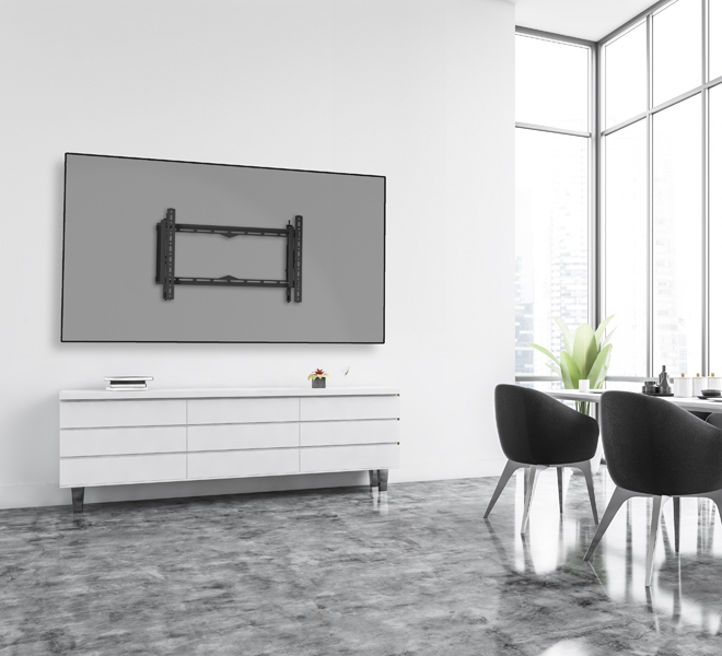 Ein großer Flachbildfernseher mit Wandhalterung über einem weißen Sideboard in einem modernen Raum.
