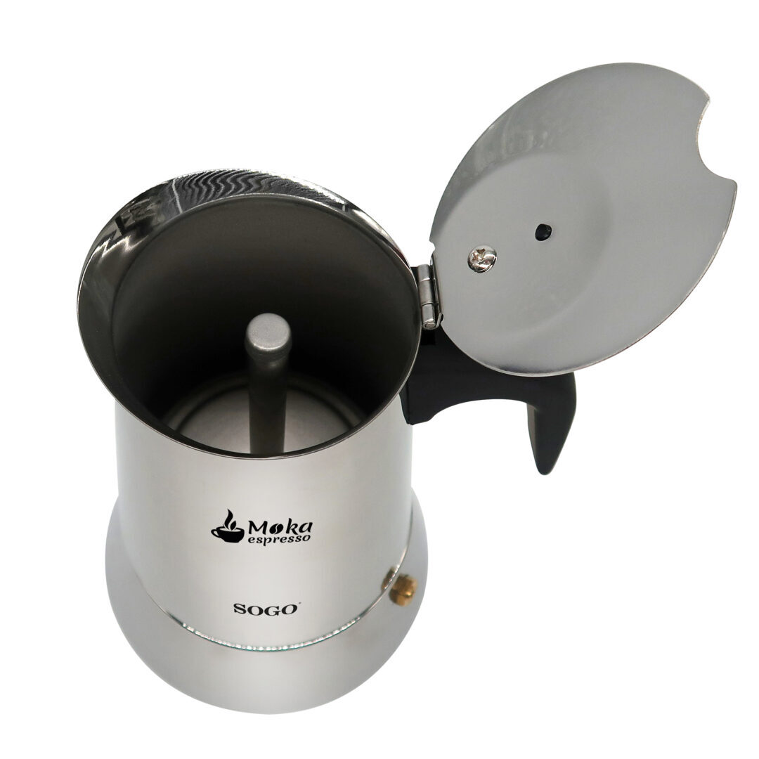 Una cafetera Moka SOGO plateada con la tapa abierta.