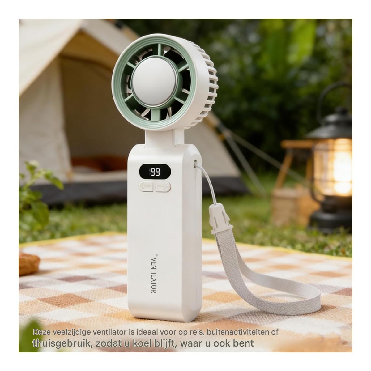 Ein weißer Ventilator mit grünem Akzent steht auf einer Decke. Ein Zelt und eine Lampe sind im Hintergrund.