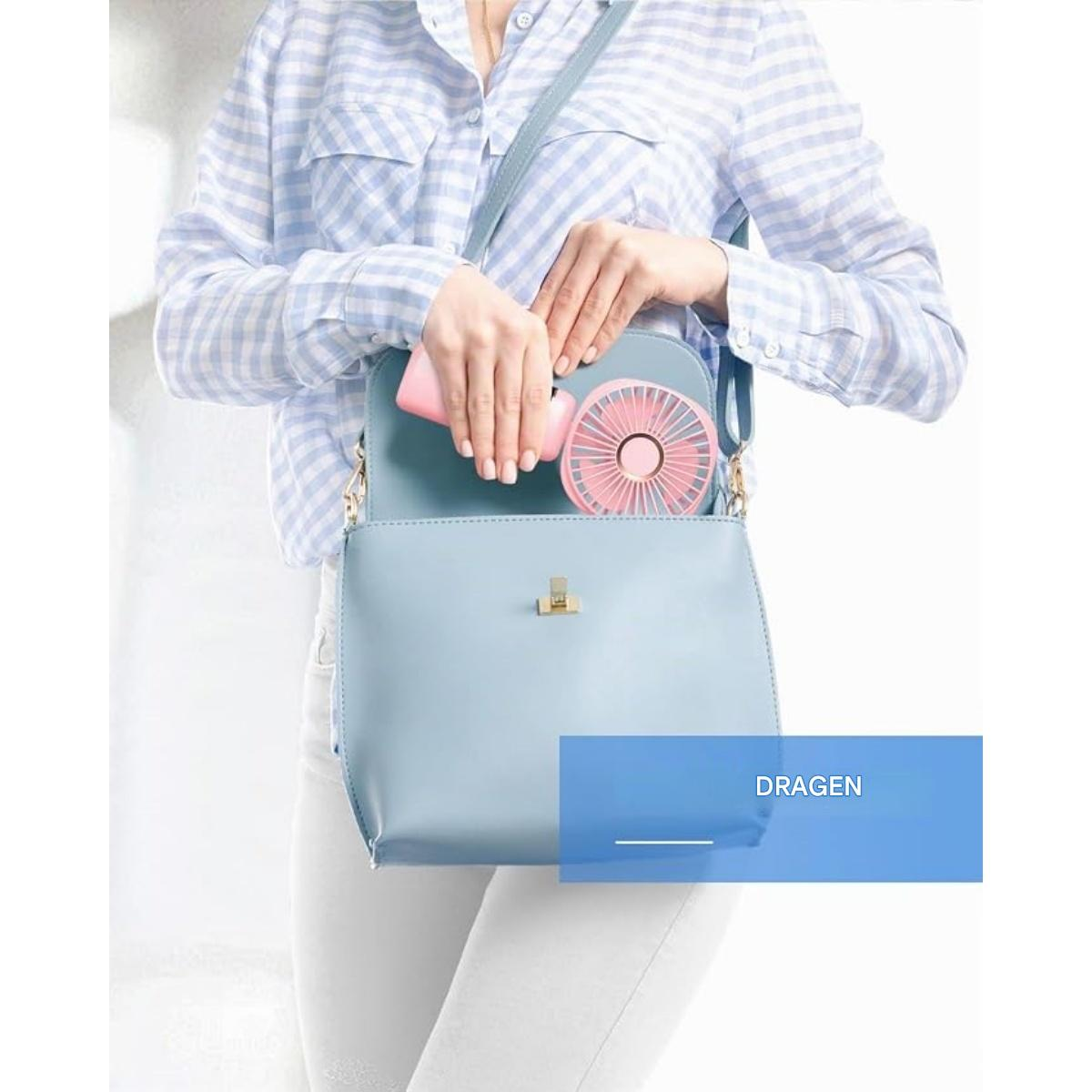 Eine Person legt einen kleinen rosa Ventilator in eine hellblaue Tasche.