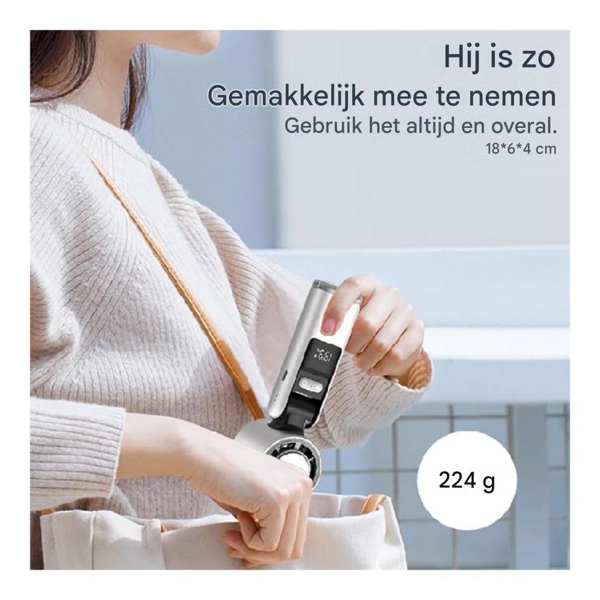 Eine Person packt ein silbernes Gerät mit Display in eine Tasche. Gewicht 224g.