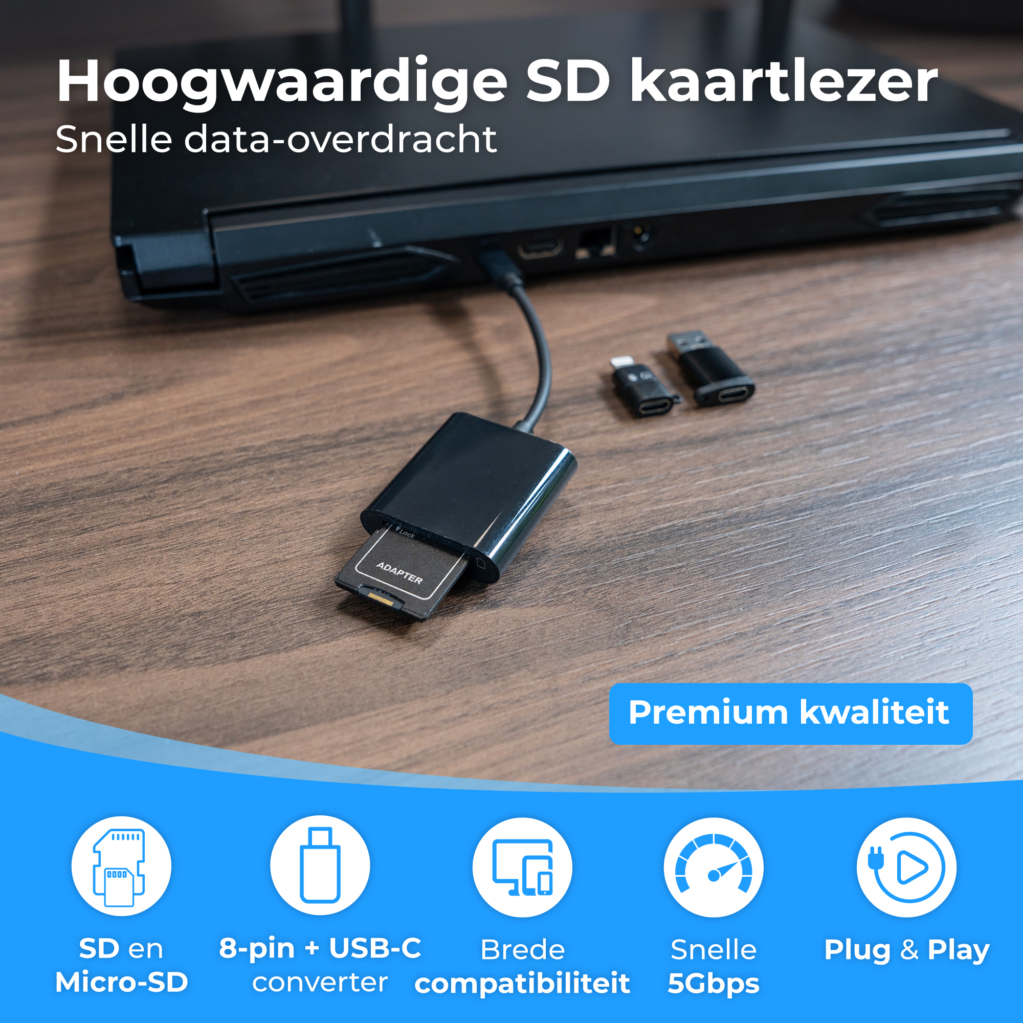 SD-kaartlezer met USB-C adapter aangesloten op een laptop. Twee USB-sticks ernaast.
