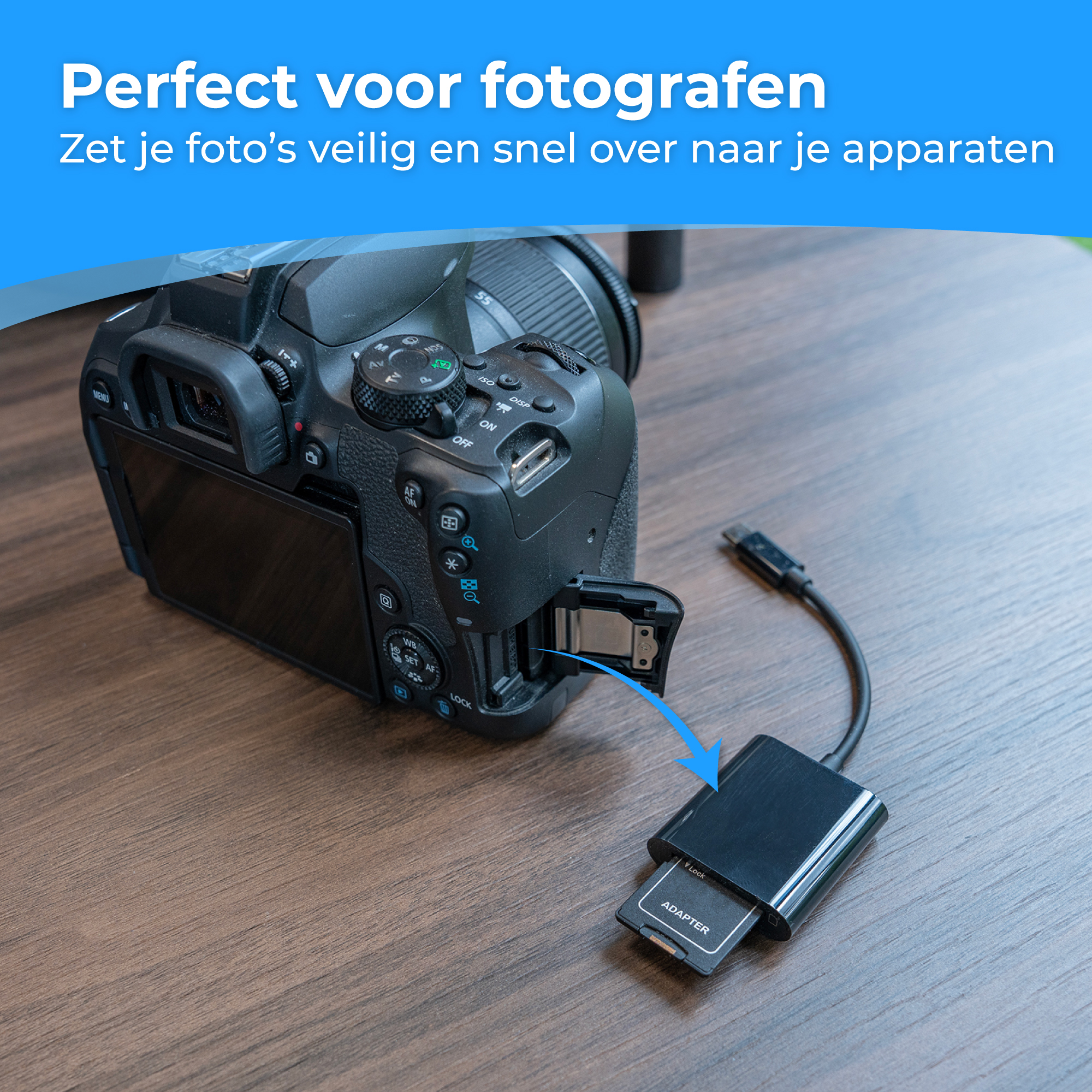 Een digitale camera is verbonden met een adapter die een SD-kaart bevat.
