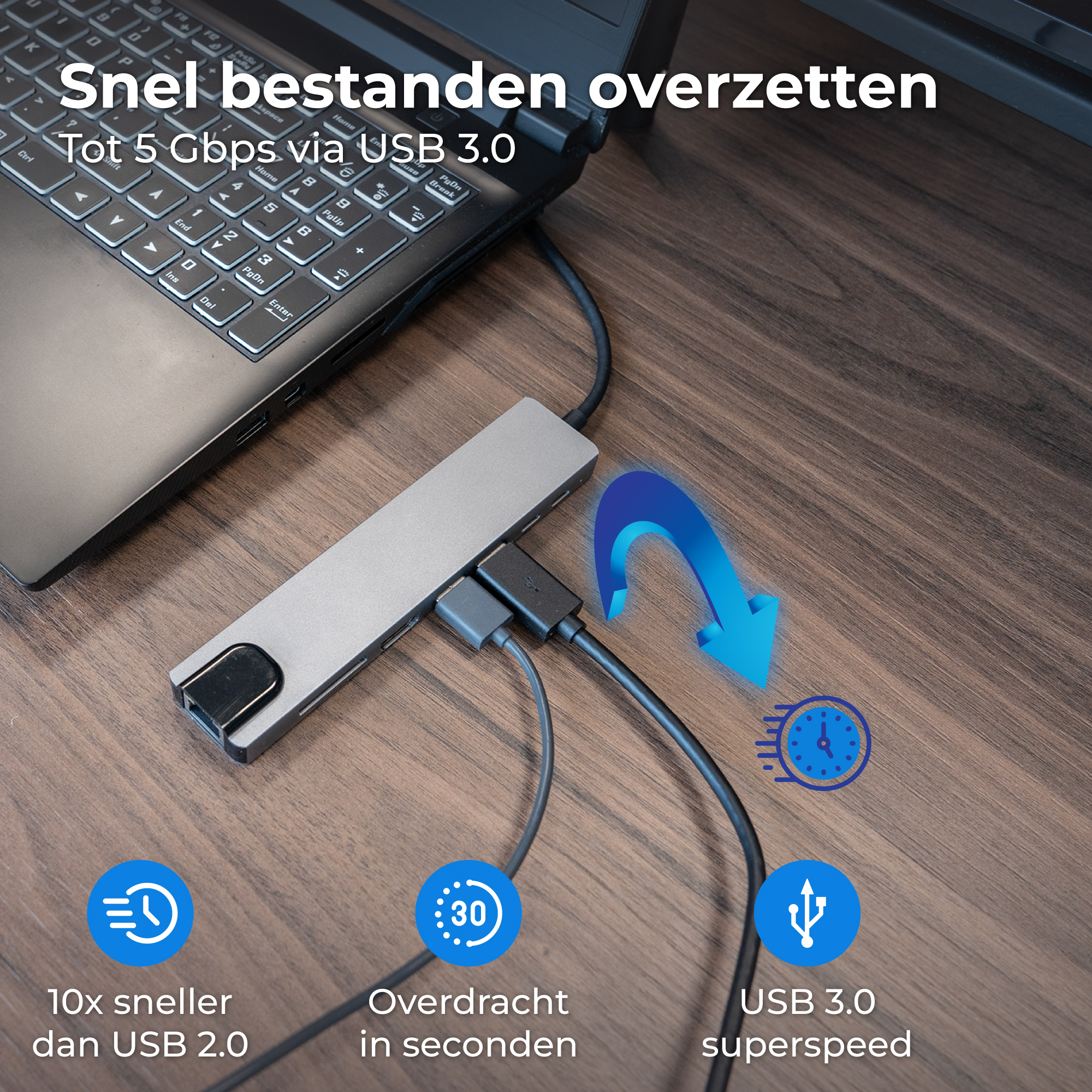 Een USB-hub is aangesloten op een laptop. Iconen geven snelheid aan.