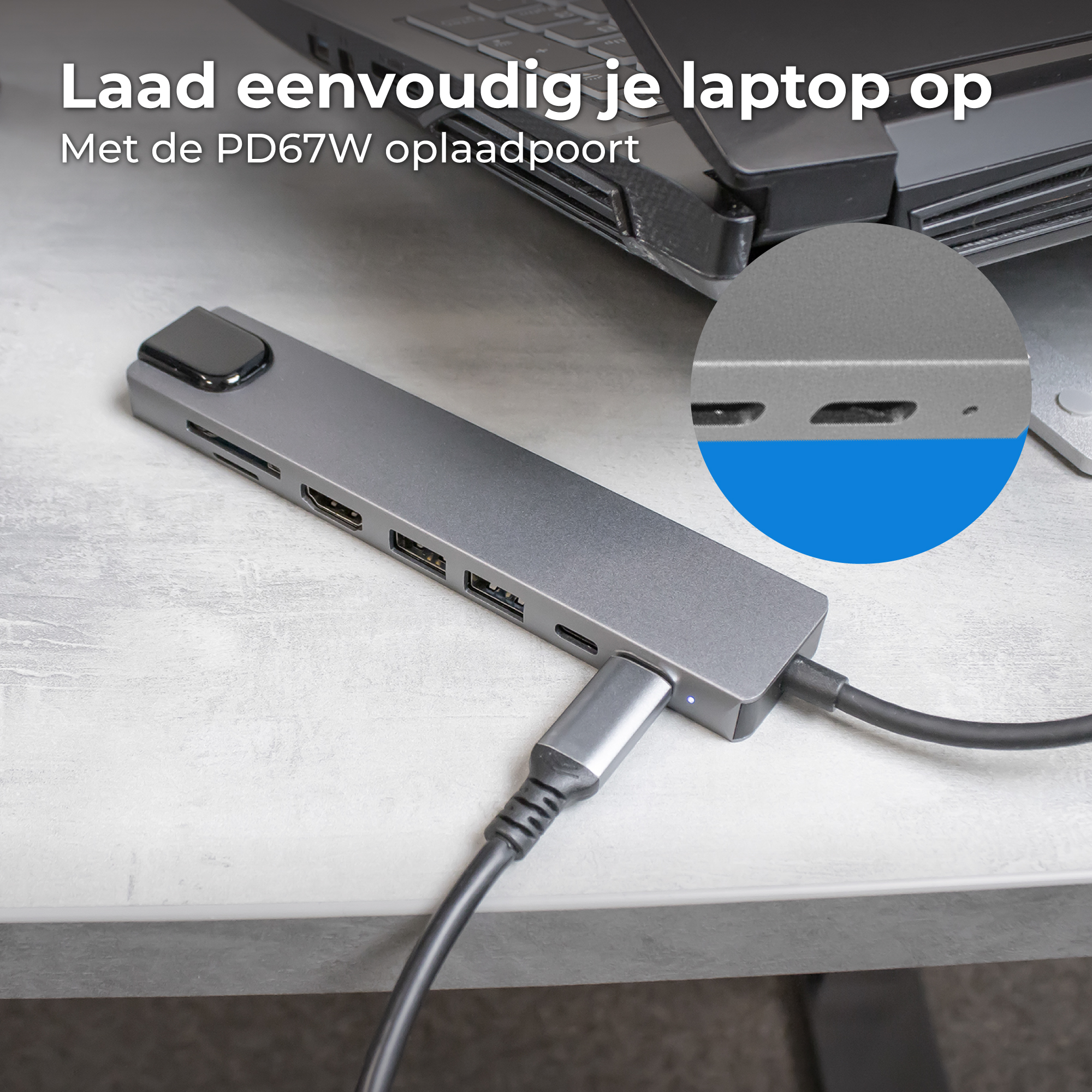 Grijze laptop hub met meerdere poorten, aangesloten op een laptop.
