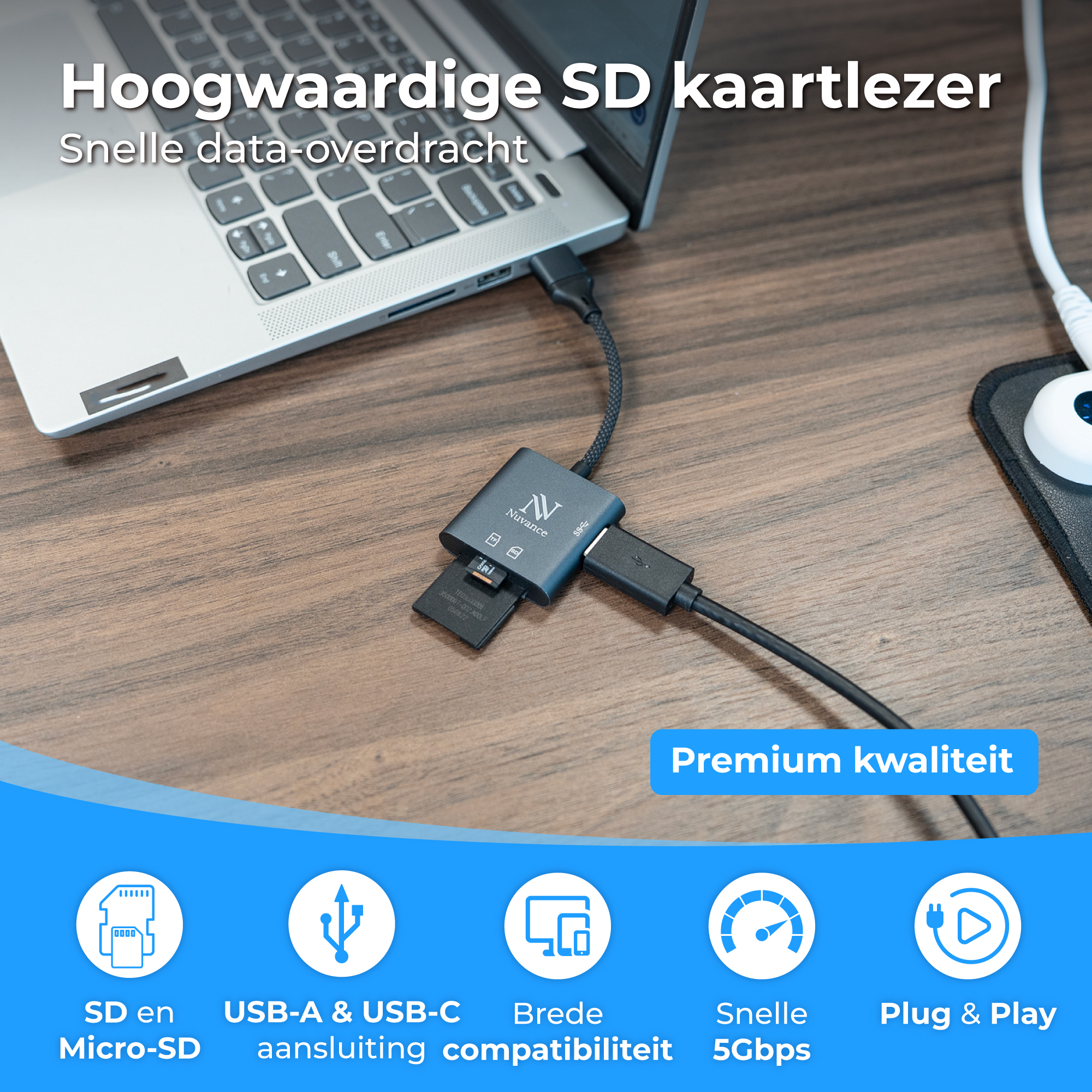 SD-kaartlezer met USB-A/USB-C, 5 Gbps, Plug & Play, aangesloten op laptop.