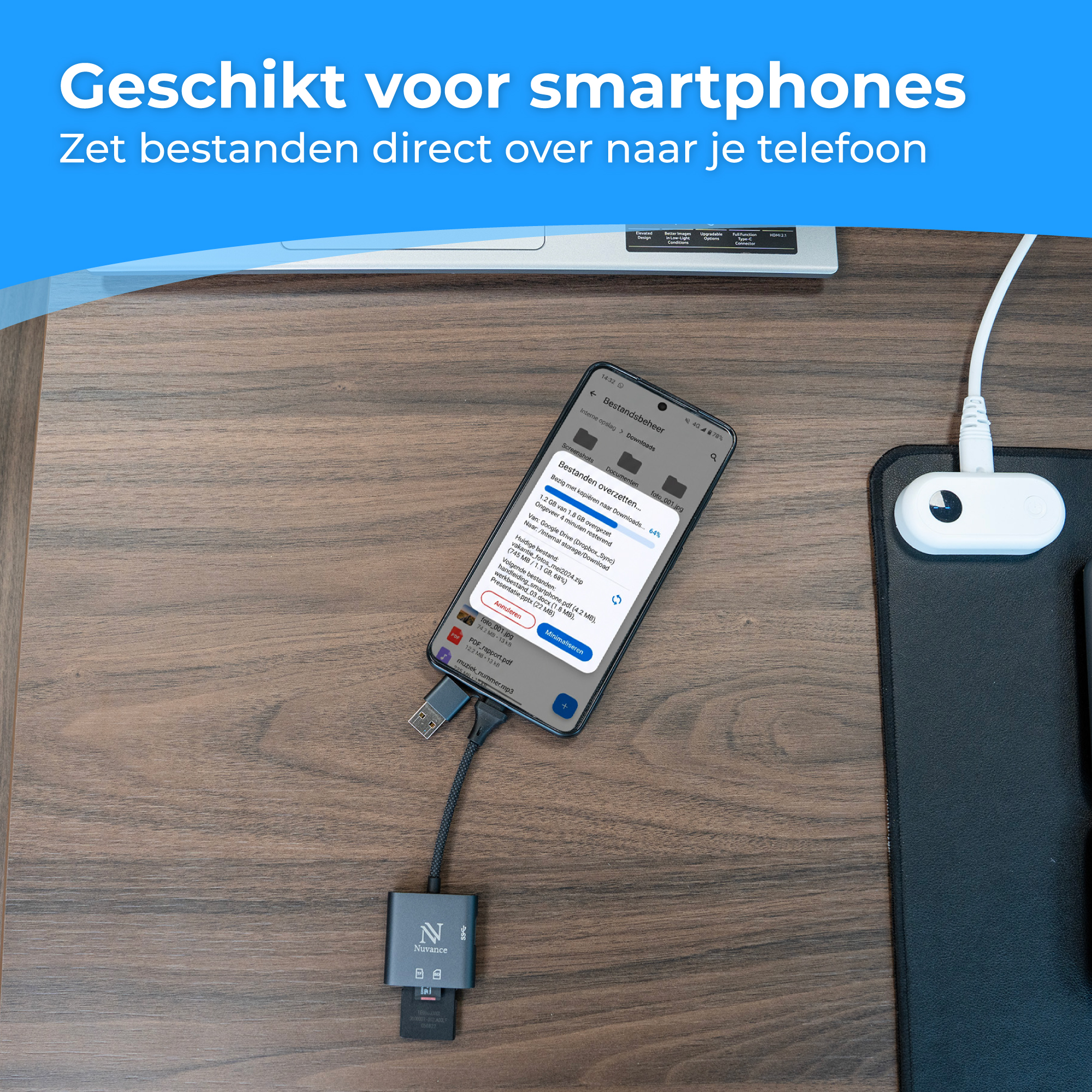 Een smartphone is via een USB-C adapter en kabel verbonden met een SD-kaartlezer.