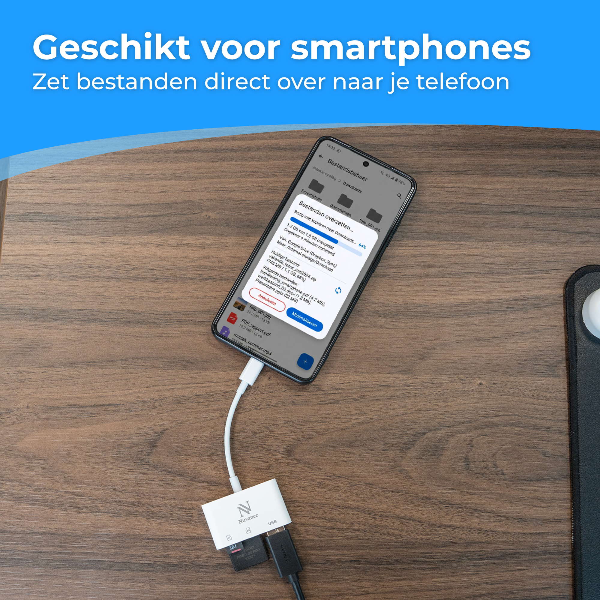 Een smartphone is via een adapter verbonden met een SD-kaart en een USB-stick.